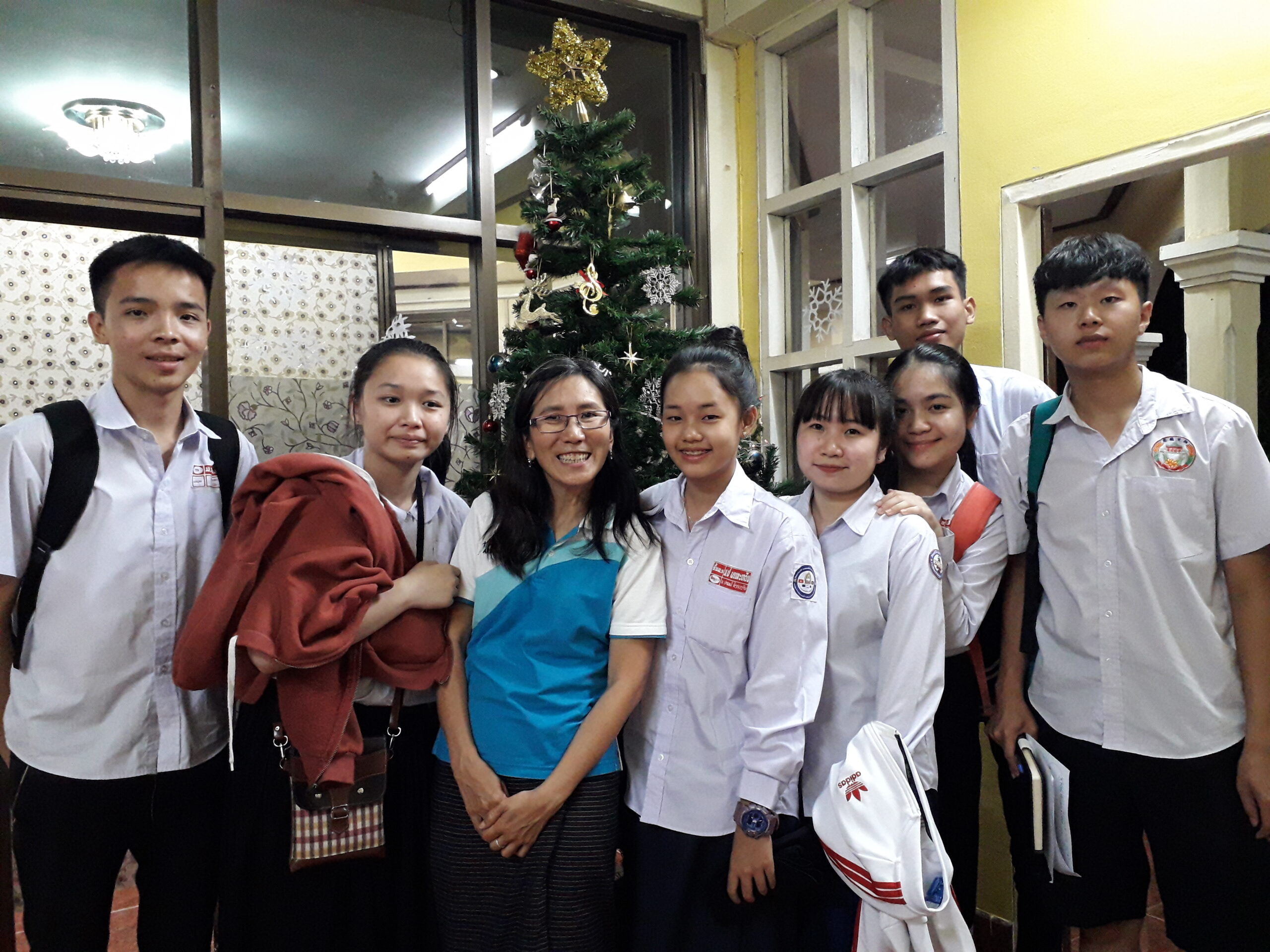 A teacher with her students on Graduation Day